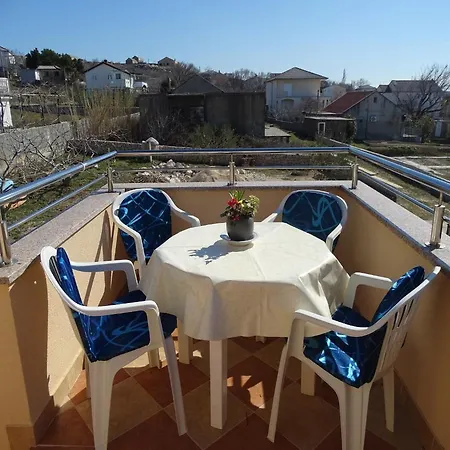 Apartman Lovely 3 Bedroom Lemi Near *