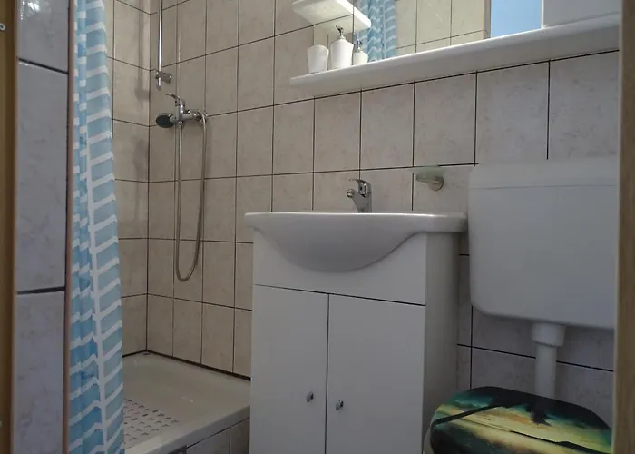 Lovely 3 Bedroom Lemi Near Apartmán Rtina