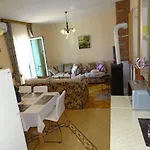 Appartement Lovely 3 Bedroom Lemi Near