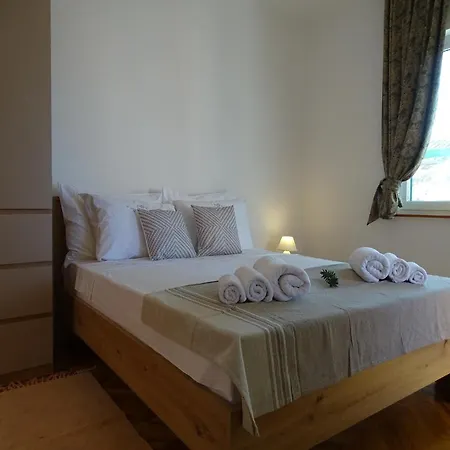 Apartment Lovely 3 Bedroom Lemi Near
