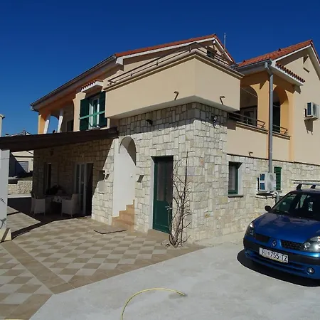 Apartment Lovely 3 Bedroom Lemi Near